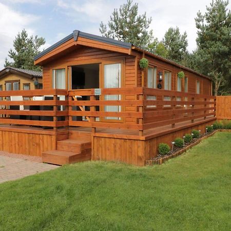 2-Storey Holiday Homes, อุสตรอเนียมอร์สเกีย ภายนอก รูปภาพ