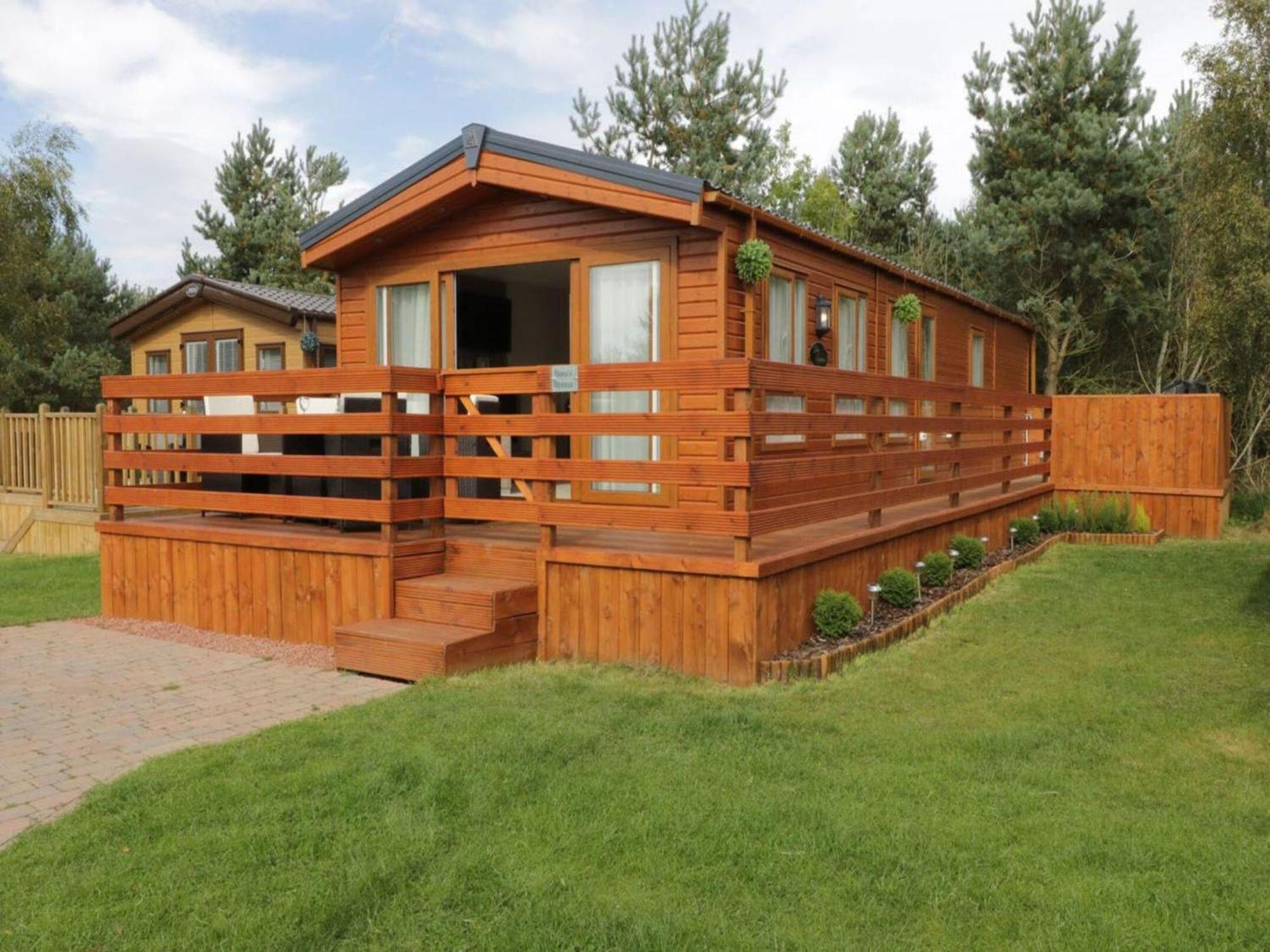 2-Storey Holiday Homes, อุสตรอเนียมอร์สเกีย ภายนอก รูปภาพ