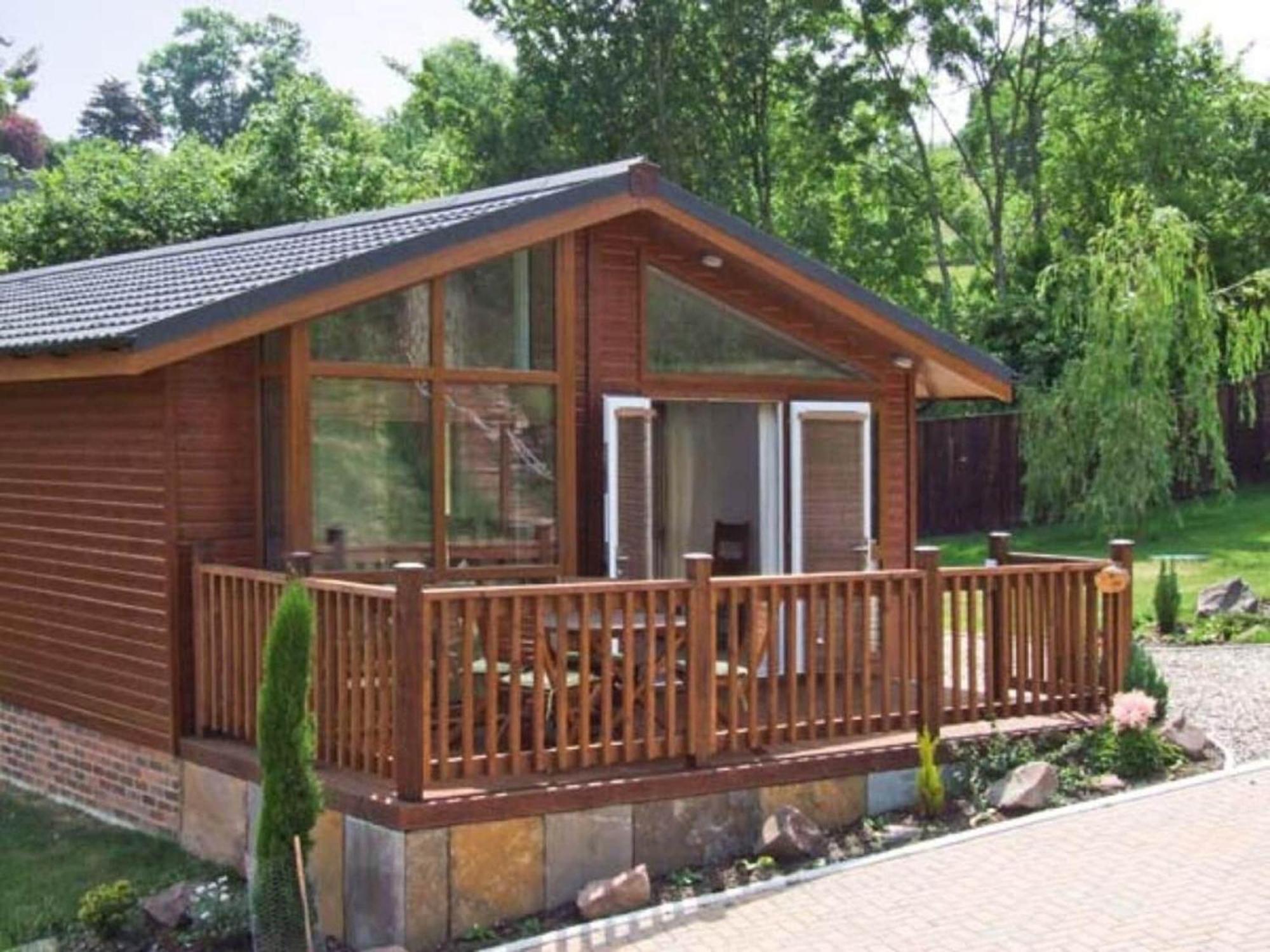 2-Storey Holiday Homes, อุสตรอเนียมอร์สเกีย ภายนอก รูปภาพ